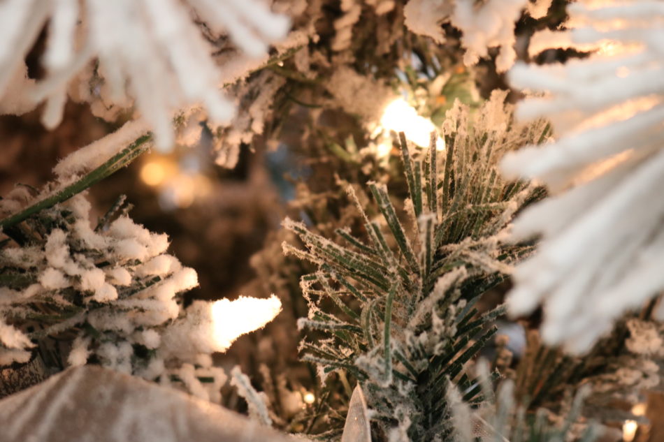 how to decorate your Christmas tree like a pro