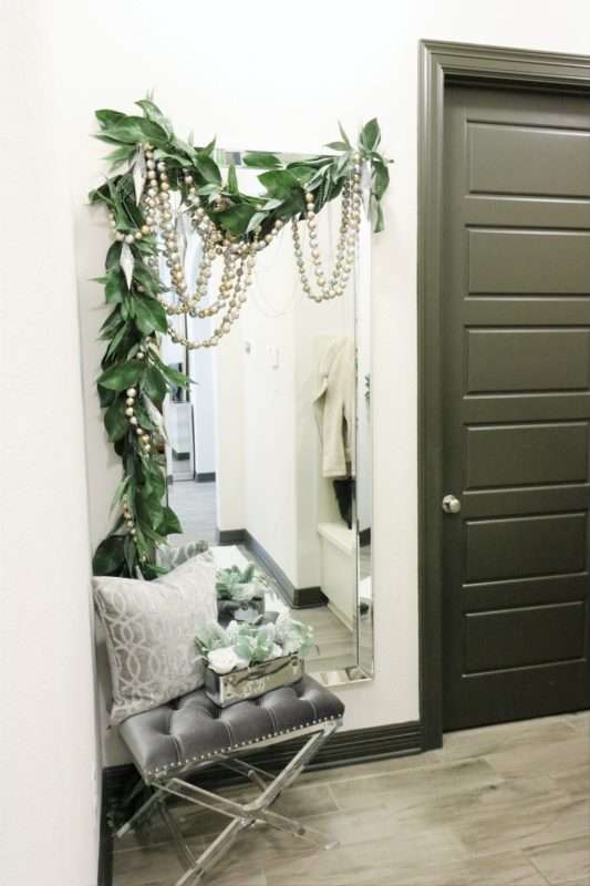 How to Decorate Your Christmas Garland