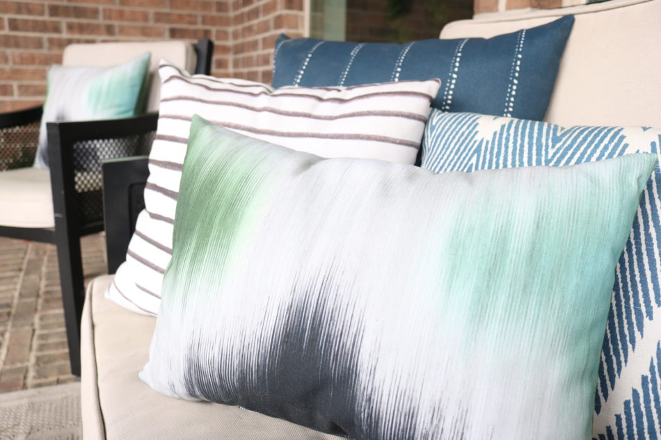 patio decor, spring patio decor, spring patio 2019, patio decor, spring patio, spring decor, spring home decor, how to decorate for spring, steps to staging for spring, spring decoration, decorating for spring, spring style, spring home tour, spring home decor, spring home, black and white pillows, black and white living room, chic living room, spring 2019 home decor, fresh flowers