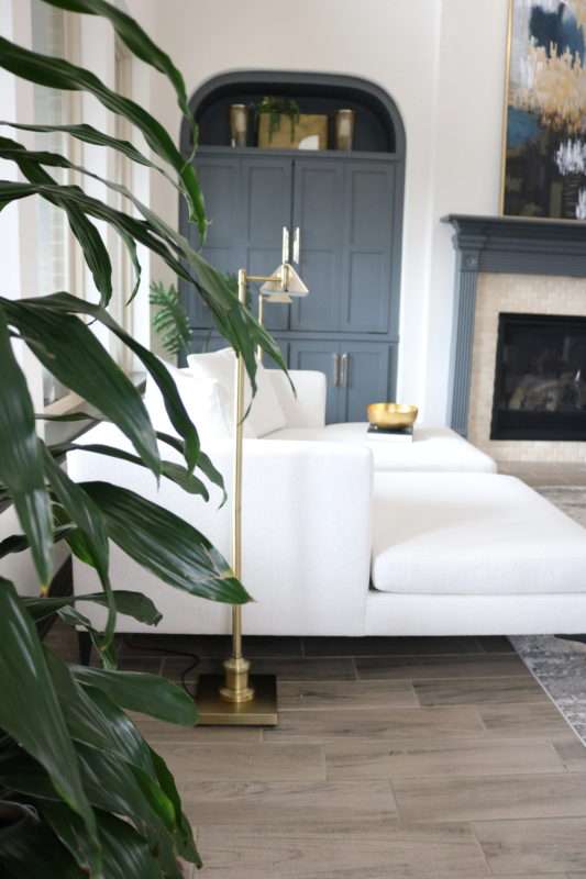 patio decor, spring patio decor, spring patio 2019, patio decor, spring patio, spring decor, spring home decor, how to decorate for spring, steps to staging for spring, spring decoration, decorating for spring, spring style, spring home tour, spring home decor, spring home, black and white pillows, black and white living room, chic living room, spring 2019 home decor, fresh flowers